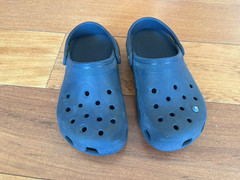 Crocs Classic Clogs Kids Navy Cutout Comfort Shoes with 4 Charms; Size 1/2
