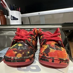 Nike SB Dunk Low Pro QS (TD) Varsity Red Tie Dye 9C Unisex Kids Sneaker