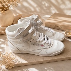 Reebok Classic White High Top Sneakers Hook & Loop Straps Youth US 3.5 EU 34.5