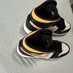 Jordan Air Jordan 1 Mid GS Sneaker Black/White/Gold US 6Y 554725-177
