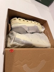 On Cloud Cloudhero Mid Waterproof Mid-Top Sneakers Light Grey/Cream US 4Y EU 36