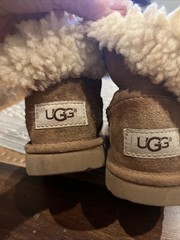 UGG Kids Bailey Button Short ChestnSuede Sheepskin Boots Youth Size 9,(1017400T)