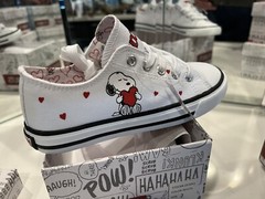New Peanuts Snoopy Hearts White Canvas Lace-Up Shoes – New In Box – Size 11 Kids
