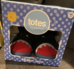 Totes Toasties KIDS SHARK SLIPPERS New In Box Kids M 13-1