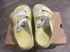 UGG K GOLDENGLOW SLIDE Yellow Synthetic Unisex Kids Sandals Size 3 US 35 EU