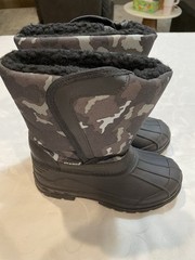 Skadoo Snow Boots Size 2 EUC Black Camo