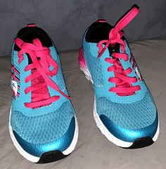 Great Pair Never Worn saucony Size 1M Kids Sneakers Bright Blue Pink Colors
