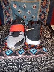 Nike Boys Kyrie Flytrap SE Boys Basketball Shoes Sz 6Y Youth Black Orange