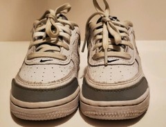 Nike Air Force 1 child kid sz 9 white gray silver basketball shoes