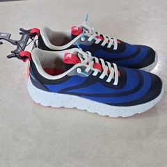 Rugged Shark Trek Sneakers Athletic Kids Shoes Boys Girls Size 6 No Tie-lace