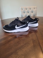 Size 2 (PS) – Nike Tanjun EasyOn Low Black – DX9042-003