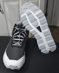 On Running Youth Cloudhero Eclise/Black Color Mid Waterproof New In Box Size 6Y