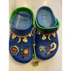 Crocs Moana Maui Clogs Kids Size J4 Blue Green Disney You’re Welcome Charms NEW