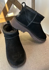UGG Kids‘ Classic Ultra Mini New Heights Black Suede Kids 6, Women 7-7.5 EUC