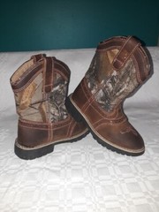 Itasca Buckaroo Camo Pink Leather Youth Boots (Size 12) Slip and Oil Resistant.