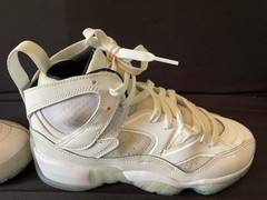 Preloved Jordan Women’s Jumpman Two Trey Basketball Shoes 6Y