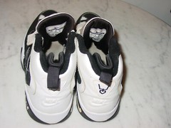 2011 Nike Air Diamond Turf 2 White/Black Youth Shoes! Size 7Y Sold As Is!