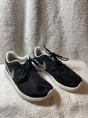 NIKE ROSHE ONE (PS) 749427-021 BLACK/SILVER-WHITE size 3 why? preowned