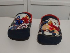 Pre Owned Crocs Marvel Avengers Clogs Youth Size C 11 Iron Man Captain America