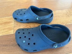 Crocs Classic Clogs Kids Navy Cutout Comfort Shoes with 4 Charms; Size 1/2
