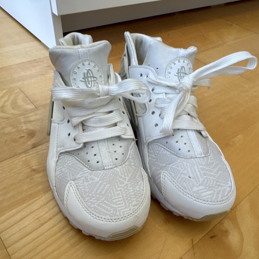 Nike Air Huarache US 7W 5Y 23.5cm White Leather Low Top Lace-Up Sneaker