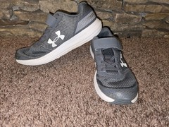 Under Armour Kids Gray and White Sneakers with Hook-and-Loop Strap Size 2Y