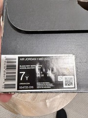 Jordan Air Jordan 1 Mid (GS) 7Y Black/White/Very Berry Leather M 554725-016