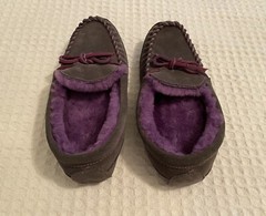 LL BEAN L.L. Bean Wicked Good Sheepskin Shearling Moccasins Slippers – Kids 4