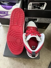 Jordan 1 Mid – ‘White Very Berry’ – PS Size 3y – Pre-Owned