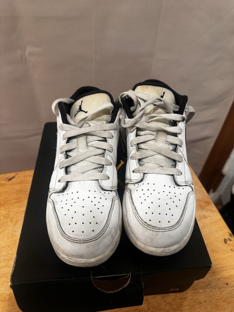 Jordan Air Jordan 1 Low (GS) 5.5Y White/Black Leather Sneakers 553560-132