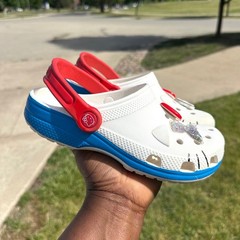 Crocs Hello Kitty Red Classic Clogs With Charms Big Kids Unisex Size J3 Red