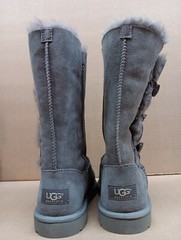 UGG Women’s Bailey Button Triplet boot, Size 5, Grey 1962 Y