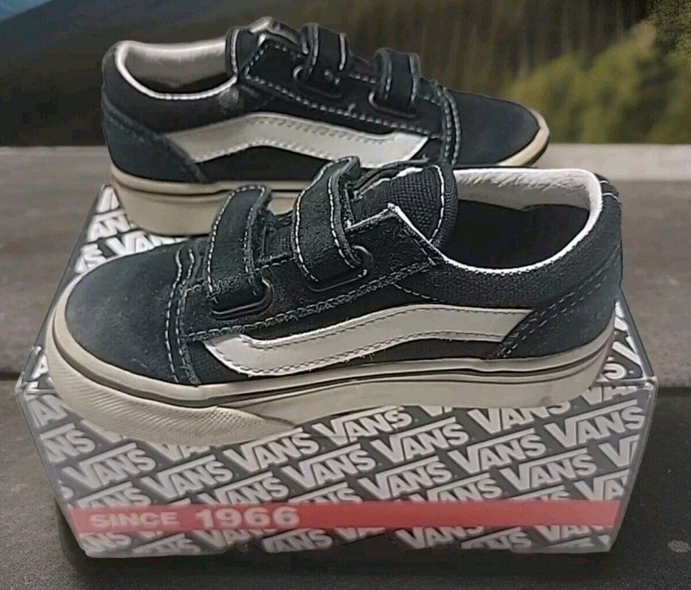 Vans Old Skool V size 9T Black and White Kids
