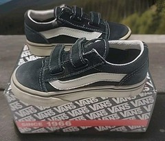 Vans Old Skool V size 9T Black and White Kids