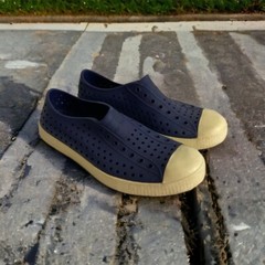 Native Jefferson Keep It Lite Slip On Water Shoes Size J5 Youth Navy Blue