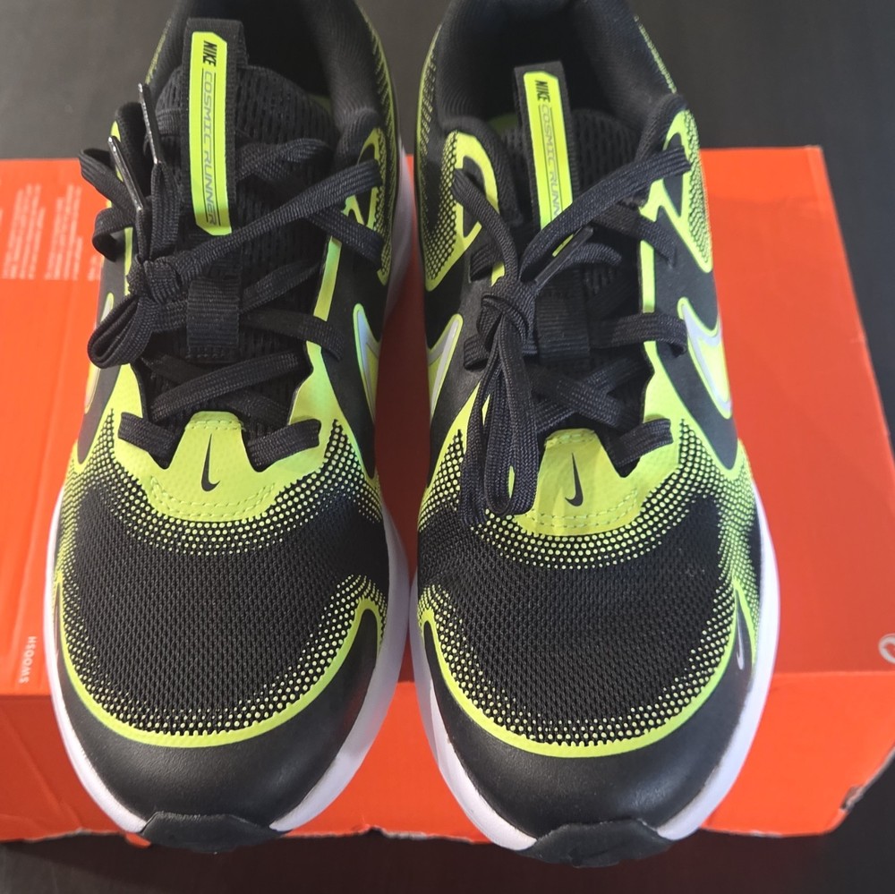 Nike Cosmic Runner GS Black Volt Running Shoes 5.5Y HM4402-005 New Box