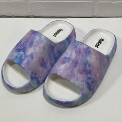 NEW – Fabkids Pillow Slide – Pastel Marble Tie Dye – Bright White – Size 4