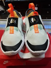 11.5 Nike Flex Runner 2 Low (PSV) Barely Green / Black White – Pre-Owned