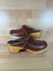 Sven Clogs Brown Leather Clogs Girls EU 34 Plain Toe Strap