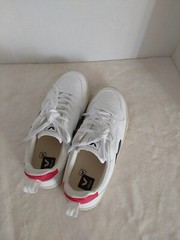 VEJA KIDS V-10 TRAINERS Size 5 White Leather
