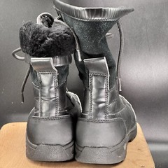 UGG Kids‘ Butte II CWR Boot Size 2 3M Insulation Leather Dyed Sheep Fur Black