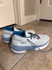 Under Armour UA Steph Curry 3ZER0 III Basketball Shoes Grey Size 6Y 3022117-101