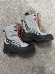 Columbia BY5955 Youth Bugaboot Plus IV Omni-Heat Boot Gray/Black Size 2