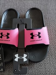 NWT UNDER ARMOUR GIRL’S IGNITE SELECT SANDALS/ SLIDES PINK/BLACK SIZE 4Y,,LOOK