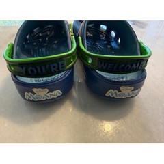 Crocs Moana Maui Clogs Kids Size J4 Blue Green Disney You’re Welcome Charms NEW