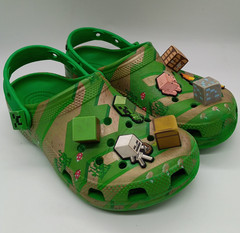 CROCS Minecraft Kids Clog with 3D Game Blocks Jibbitz LIMITED EDITION sz J4