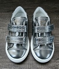 Givenchy Designer Sneakers Kids Size 8.5k (25)