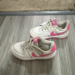Nike Gamma Force in the „White / Playful Pink“ colorway Leather Lace Up US 11.5C