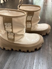 UGG kids Size 13 Rain Bootie – white & tan