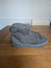 UGG Australia Big Kids 5 Classic Short Boot Equiv Women’s 7 Shearling Sherpa